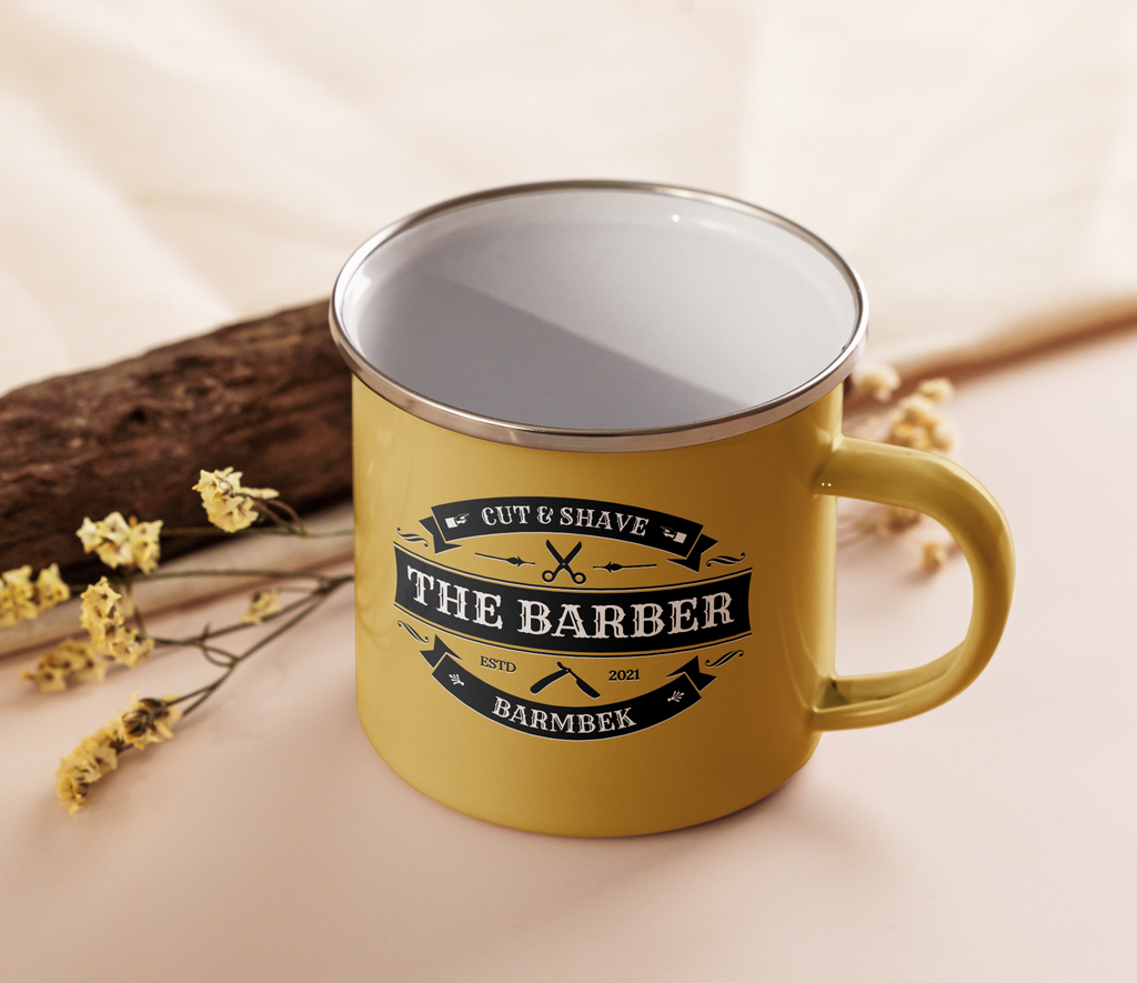 Gelbe Emailletasse mit dem Logo von The Barber Barmbek